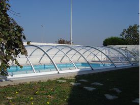 Abri de piscine avec structure de couleur blanche